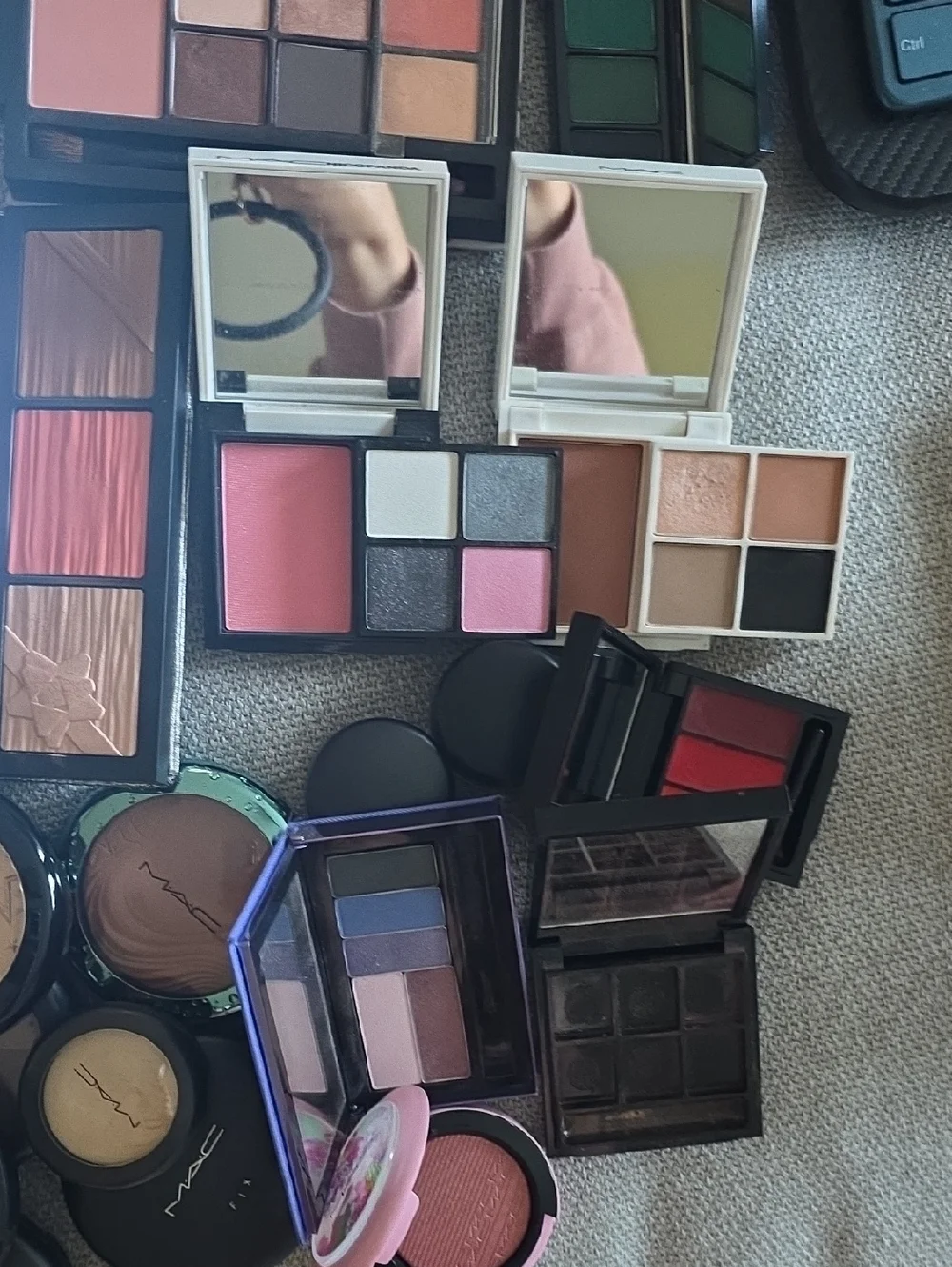 MAC Cosmetics Vintage Compacts And Colors - Picture 9 of 9